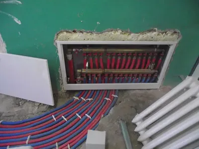 <p>Rozdzielacz instalacji grzejnikowej.</p>